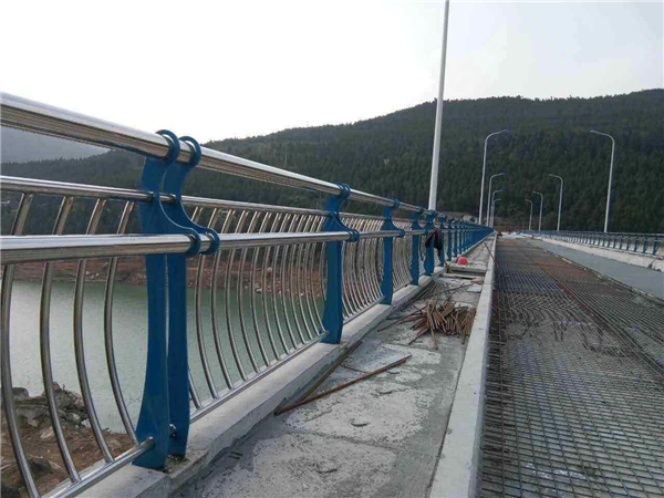 克孜勒苏柯尔克孜不锈钢桥梁护栏的特点及其在桥梁安全中的重要作用