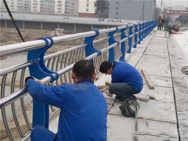克孜勒苏柯尔克孜不锈钢桥梁护栏除锈维护的重要性及其方法