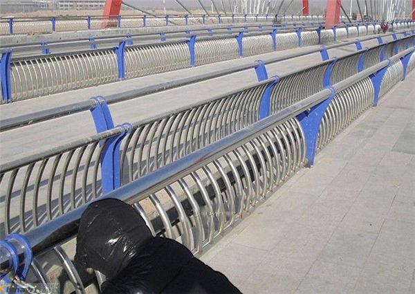 克孜勒苏柯尔克孜不锈钢复合管护栏一种安全而耐用的防护解决方案