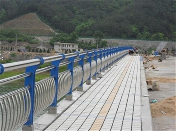 克孜勒苏柯尔克孜不锈钢桥梁护栏的特性及其在现代建筑中的应用